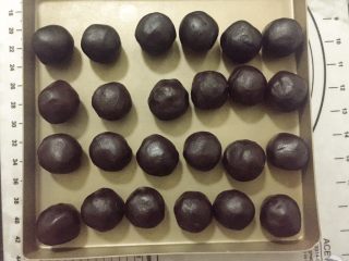 9、蛋黄千层酥,全部搓圆盖保鲜膜待用