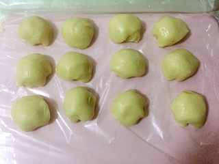10、蛋黄千层酥,将油皮取出平均分成12个待用，一定用保鲜膜包严，防止皮干。