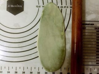 14、蛋黄千层酥,取一个用擀面杖从中间向两头轻推擀面杖，擀成牛舌状。