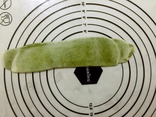 16、蛋黄千层酥,取出一个醒好的卷第二次用擀面杖擀成长矩形，从上至下卷成卷。