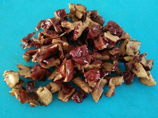 2、红枣米糊,首先将红枣洗净、去核切碎备用。