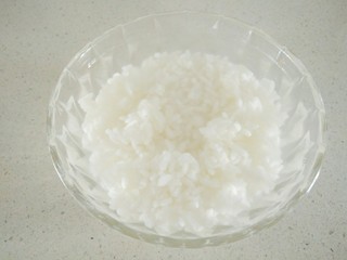 3、红枣米糊,剩米饭倒入白开水，搅拌至粒粒分明。