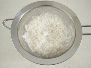 4、红枣米糊,接着过滤掉水份。