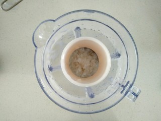 5、红枣米糊,把米放入料理杯中。