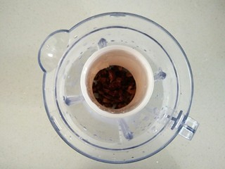 6、红枣米糊,再放入切碎的红枣。