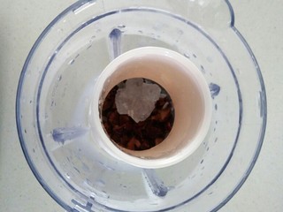 7、红枣米糊,接着放入冰糖。