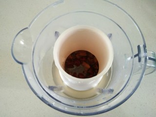 8、红枣米糊,冲入500ml的开水。