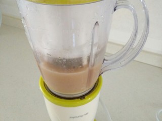 9、红枣米糊,启动料理机，打至冰糖、红枣及米饭完全混合成糊状。