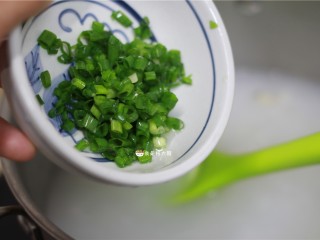 9、花蛤粥,放葱花，适量食盐、鸡粉、香油调味。