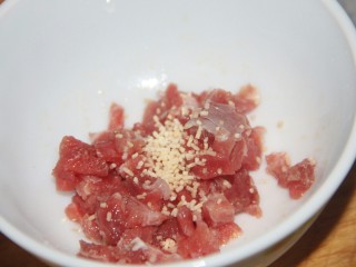 5、幸福早餐香菇瘦肉粥,加入一勺鸡精