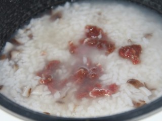 14、幸福早餐香菇瘦肉粥,此时放入瘦肉丁