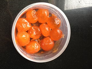 1、紫薯蛋黄抹茶酥,蛋黄用食用油浸泡几个小时,去除腥味