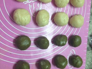 5、紫薯蛋黄抹茶酥,水油皮、油酥各分成均匀的8份