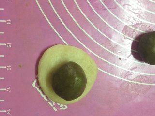 6、紫薯蛋黄抹茶酥,水油皮压圆,放入油酥