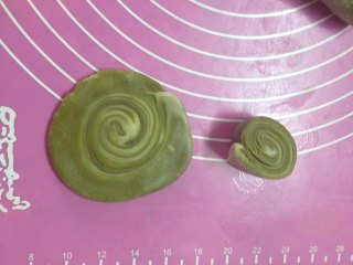 12、紫薯蛋黄抹茶酥,对切,压成圆形,翻面放入紫薯馅