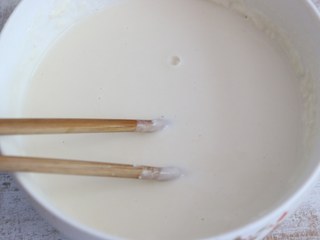 6、煎茄盒,面粉中加入适量水，搅拌成比较浓稠的面糊。