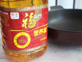 8、煎茄盒,不沾锅中倒入适量食用油。