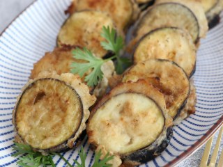 11、煎茄盒,趁热吃非常好吃。	