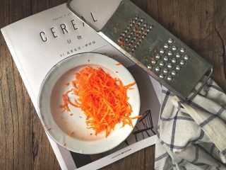 2、简单不放油的 鱼香肉丝,将胡萝卜擦丝