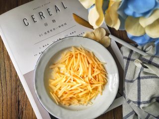 4、简单不放油的 鱼香肉丝,擦成丝或者切成丝