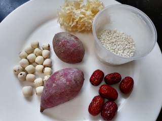 1、紫薯银耳粥,准备好所需材料