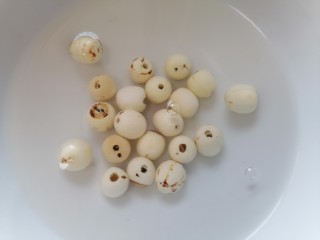 2、紫薯银耳粥,莲子提前泡水