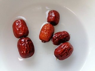 3、紫薯银耳粥,红枣泡水清洗干净