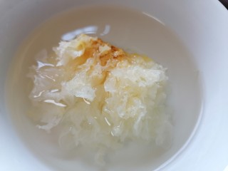 4、紫薯银耳粥,将银耳泡发下