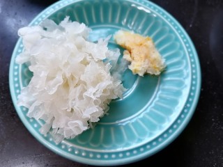 5、紫薯银耳粥,将银耳根部切掉