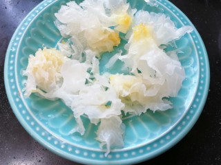 6、紫薯银耳粥,将银耳撕成小朵