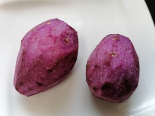 7、紫薯银耳粥,将紫薯去皮