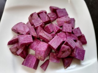 8、紫薯银耳粥,将紫薯切成小块