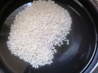 9、紫薯银耳粥,将糯米淘洗干净