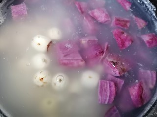11、紫薯银耳粥,煮一会放入紫薯和莲子