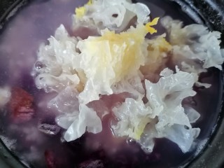 12、紫薯银耳粥,放入银耳