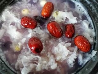 13、紫薯银耳粥,再过一会放入红枣一起煮