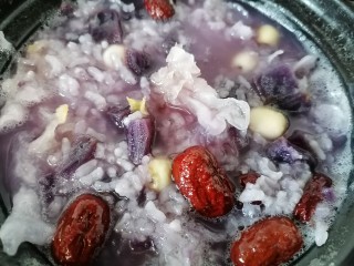 14、紫薯银耳粥,煮至粥浓稠银耳软糯即可出锅，吃的时候加入适量糖就行了。