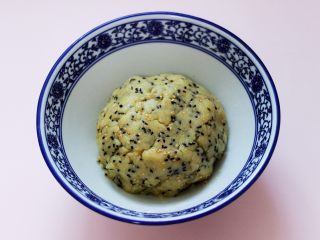 8、酥得掉渣的芝麻桃酥,继续用硅胶铲子翻拌至均匀，且无干粉的时候，盖上盖子或保鲜膜松弛静置30分钟。