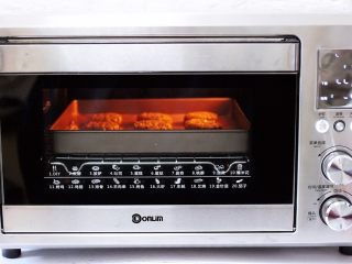 12、酥得掉渣的芝麻桃酥,烤箱设置温度为上管170°，下管165°，时间为25分钟！（时间及温度仅供参考）