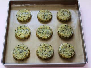 10、酥得掉渣的芝麻桃酥,再用自己喜欢的模具压出形状，并间隔距离即可，这个时候把烤箱预热，170度预热5分钟。