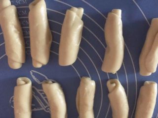 12、一口酥,在盖上保鲜膜静止20分钟