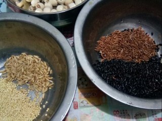 1、健脾养胃粥,准备食材。