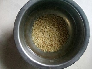 3、健脾养胃粥,小米和高粱米浸泡五小时以上。