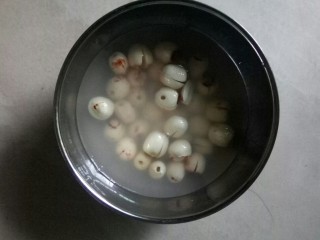 4、健脾养胃粥,莲子泡一小时。