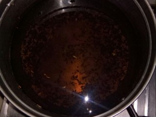 5、健脾养胃粥,黑米、红米、小米和高粱米放入锅中，加水大火煮粥。