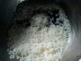 6、健脾养胃粥,珍珠米洗净。