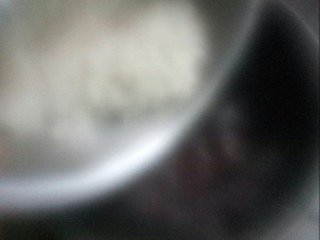 7、健脾养胃粥,水开后，加入珍珠米大火煮。