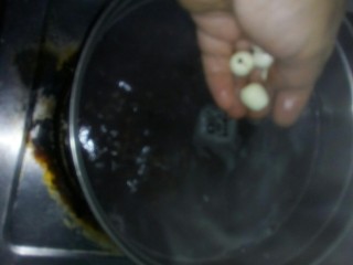 8、健脾养胃粥,放入莲子大火煮粥。