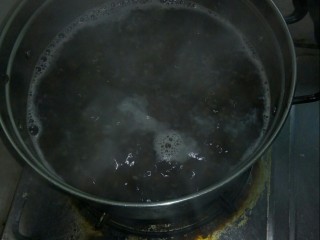 9、健脾养胃粥,大火熬粥。