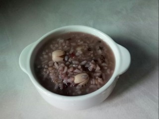 10、健脾养胃粥,煮半小时后，关火，将粥盛入碗中。